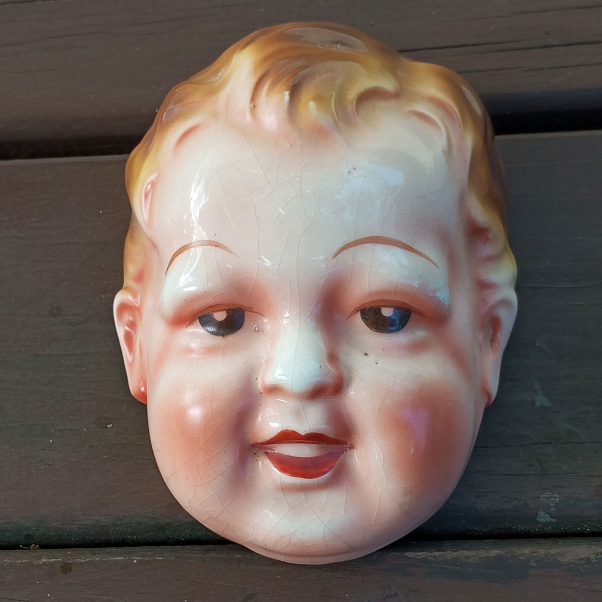 Máscara com um bebê em porcelana japonesa marca GoldCastle