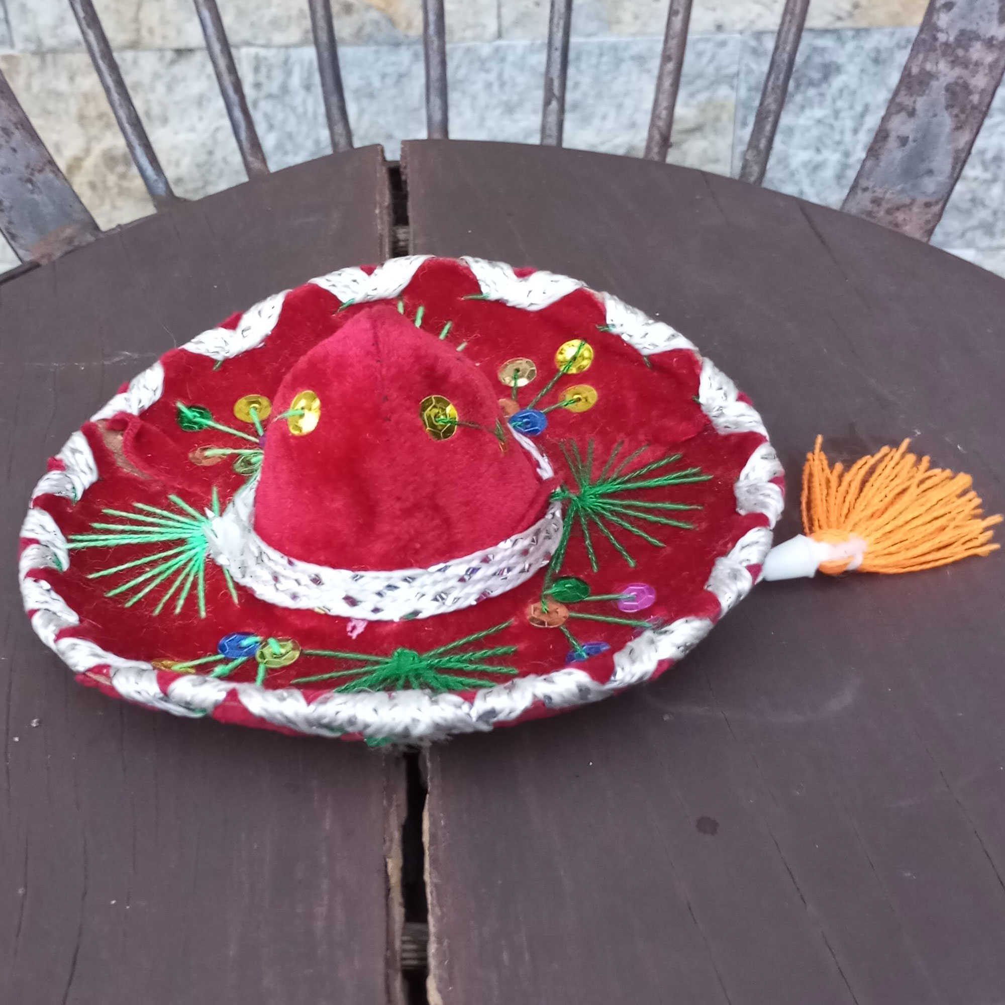 Miniatura de sombreiro mexicano feita em veludo vermelho