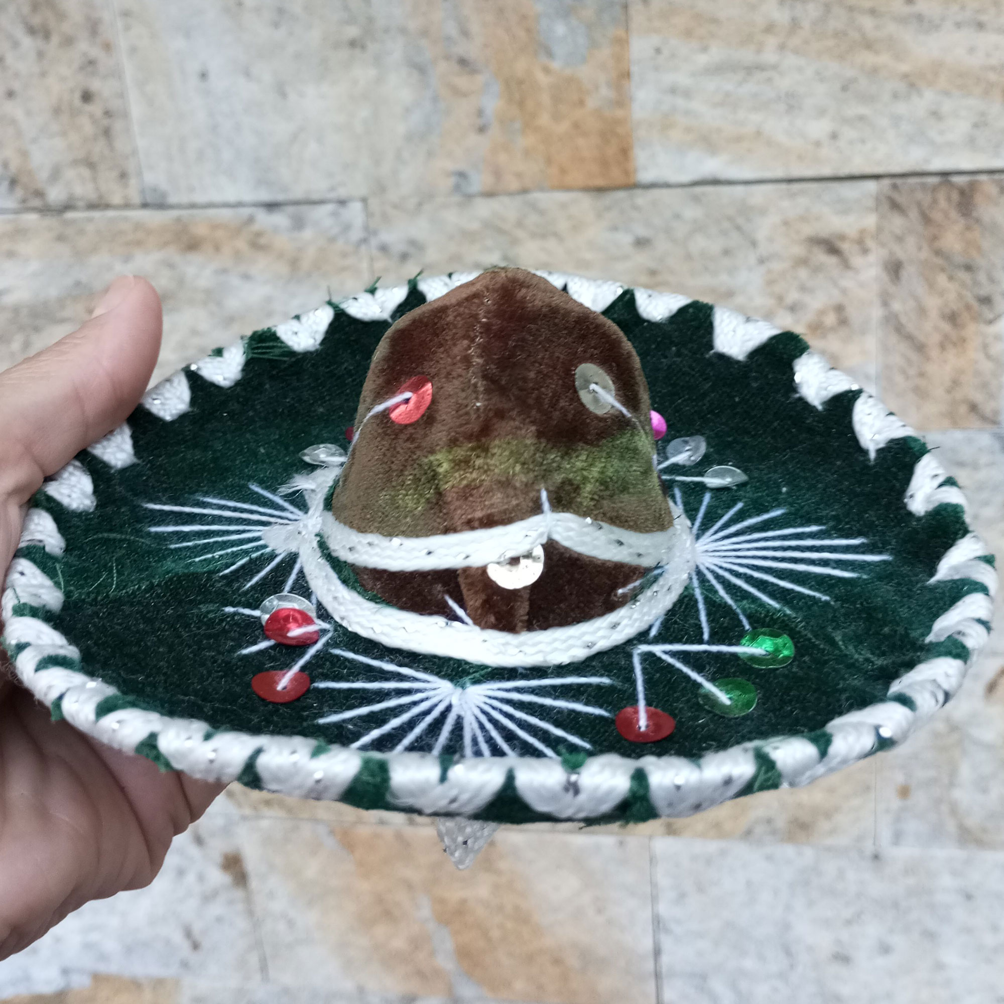 Miniatura de sombreiro mexicano feita em veludo verde