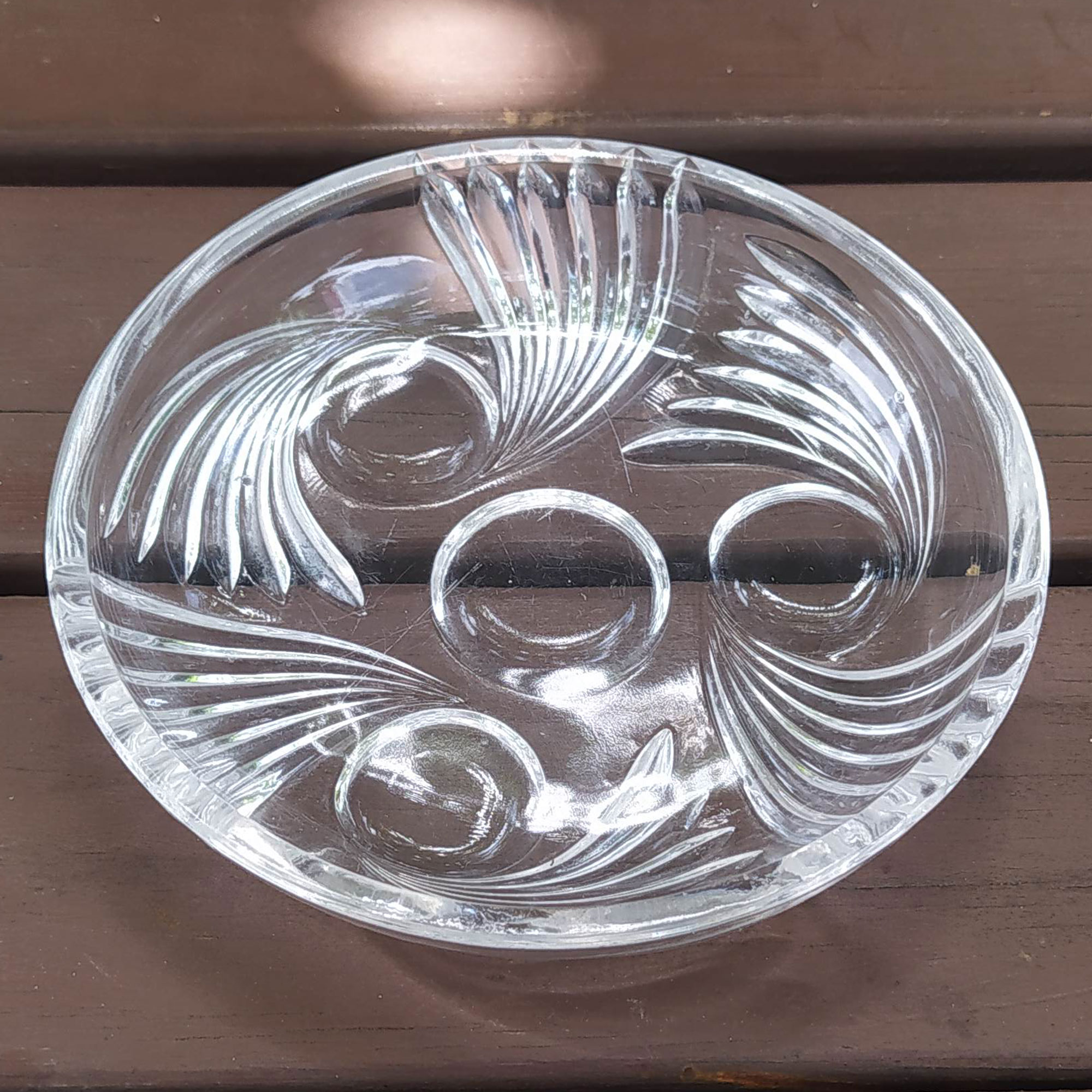 Pequeno prato em cristal lapidado medindo 15 cm de diâmetro