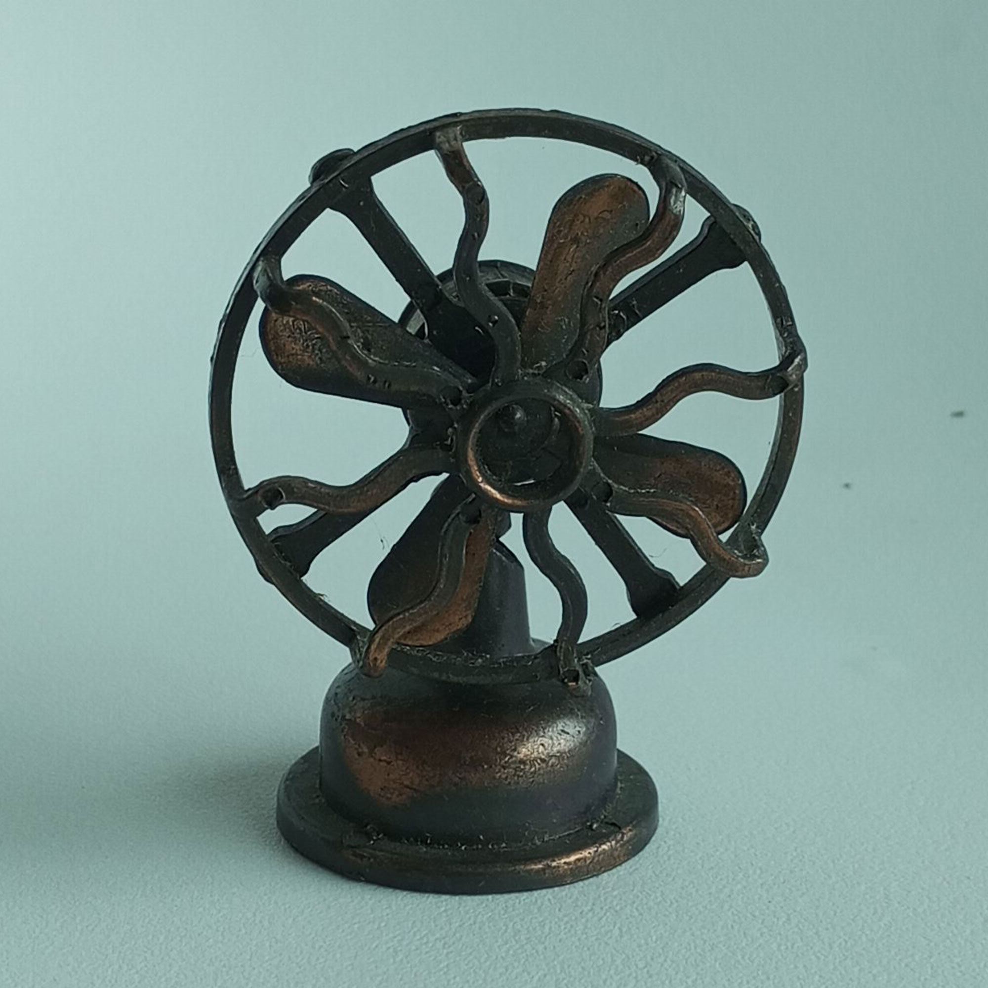 Apontador de lápis representando um ventilador  em metal