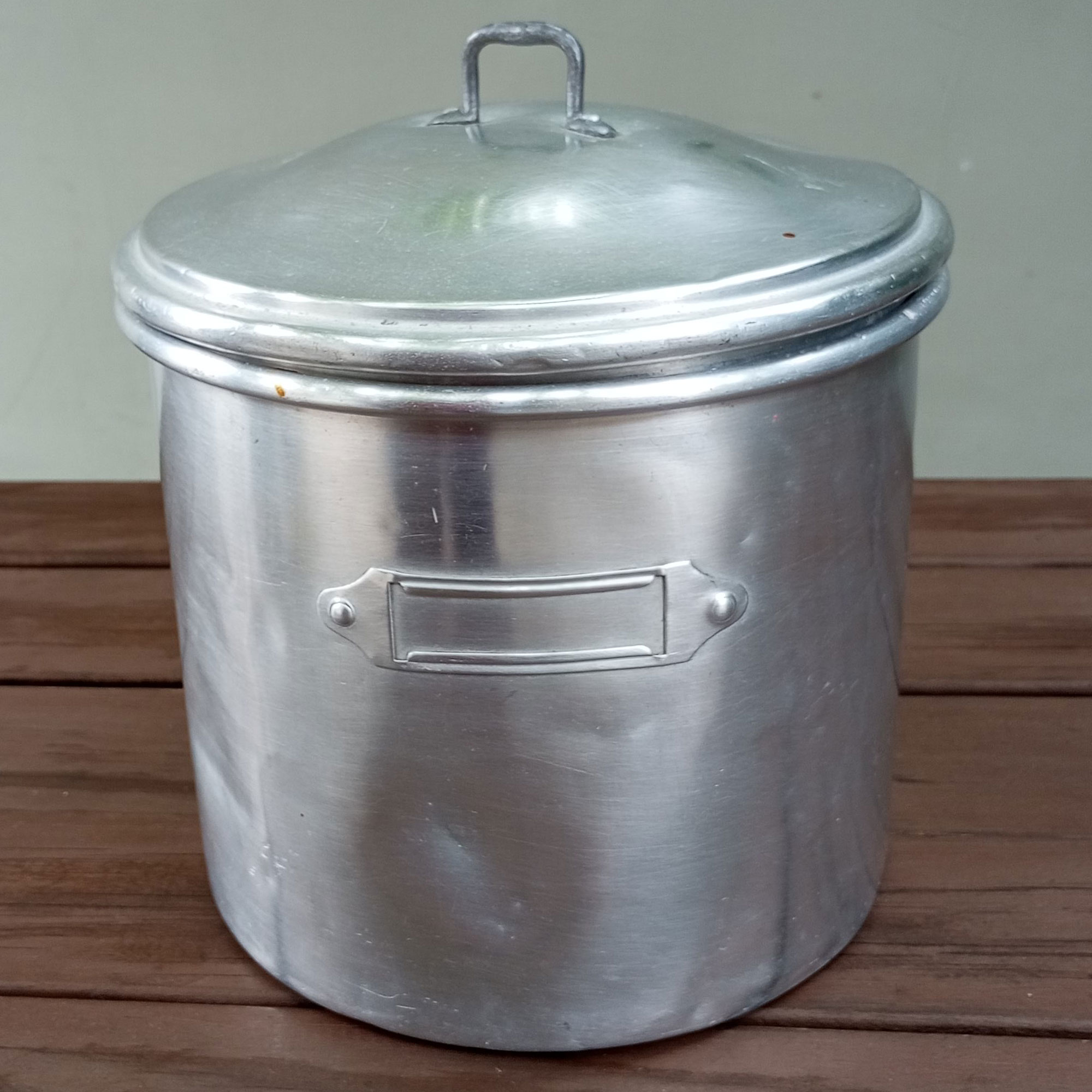 Antigo pote para mantimentos feito em alúminio