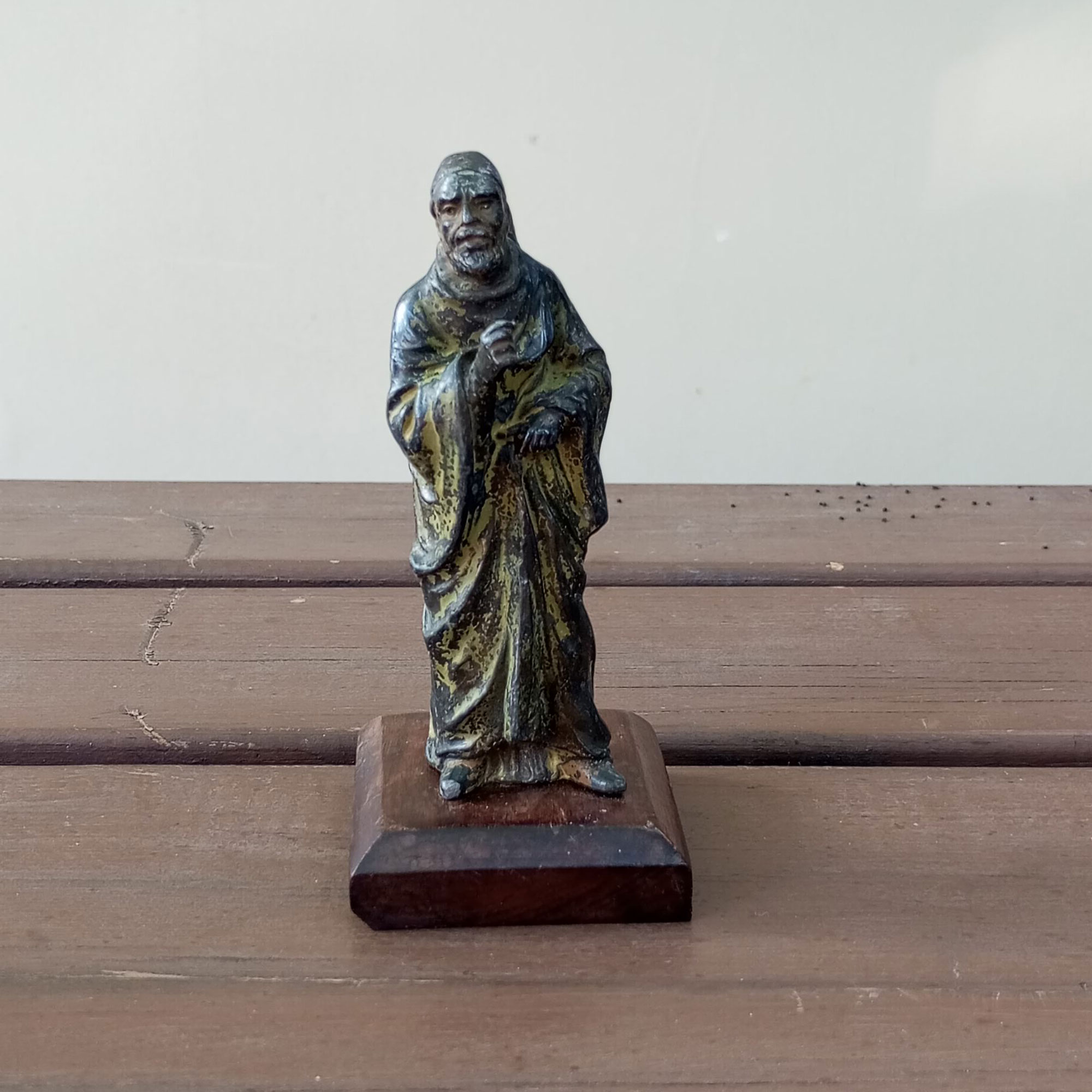 Pequena escultura oriental em bronze representando mandarim