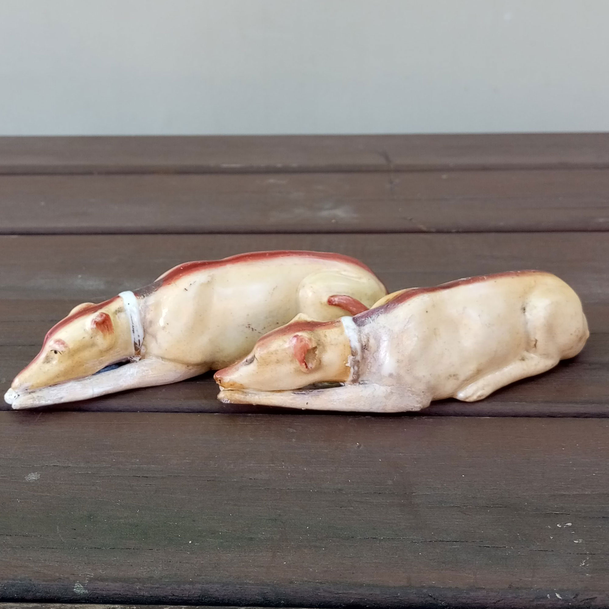 Par de estatuetas representando cachorros TESTE