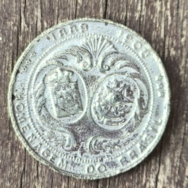 Pequena medalha em metal prateado - efígie de D. Manuel II - Imagem 3