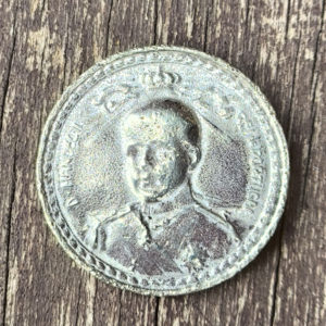Pequena medalha em metal prateado - efígie de D. Manuel II